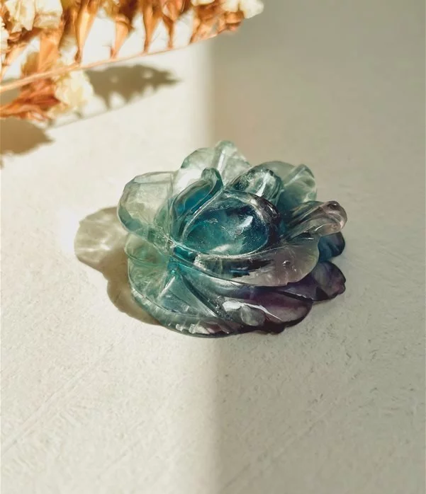 fiore di loto in Fluorite Arcobaleno